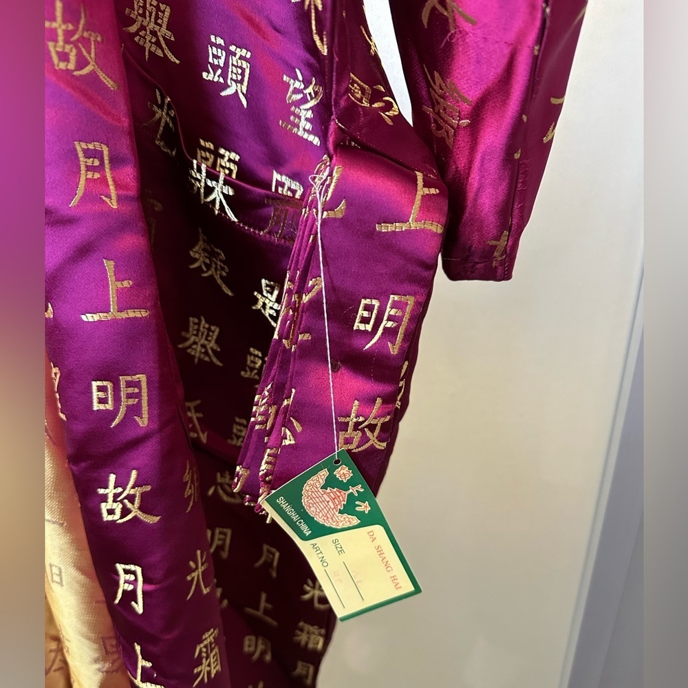 NWT 100% silk kimono, vintage , Burgundy gold, Chinese characters, w/Belt XL - Picture 5 of 6